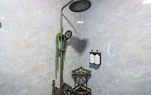 Douche, sĂšche-cheveux, bidet, serviettes fournies