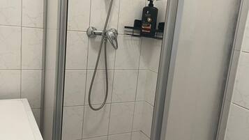 Een haardroger, handdoeken, zeep, shampoo