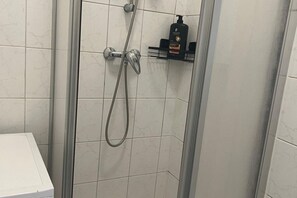 Secador de cabelo, toalhas de banho, sabonete, shampoo