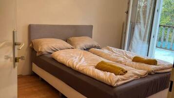 6 bedrooms, bed sheets