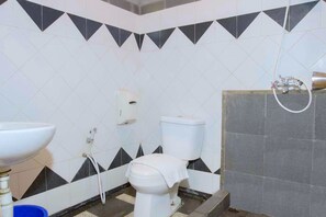 Deluxe Double Room | Bathroom | Free toiletries, slippers, bidet, soap