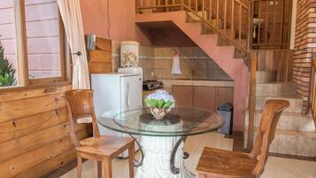 Premier-huone, 3 makuuhuonetta | Oleskelualue | 20–tuumainen taulutelevisio, jossa kaapelikanavat