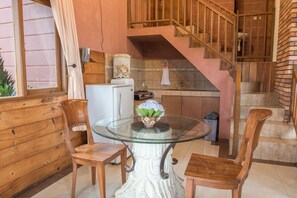 Premier-huone, 3 makuuhuonetta | Oleskelualue | 20–tuumainen taulutelevisio, jossa kaapelikanavat