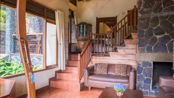 Premier-Zimmer, 4 Schlafzimmer | Wohnbereich | 20-Zoll-Flachbildfernseher mit Kabelempfang