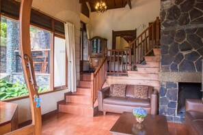 Camera Premier, 4 camere da letto | Area soggiorno | TV a schermo piatto 20 pollici con canali via cavo