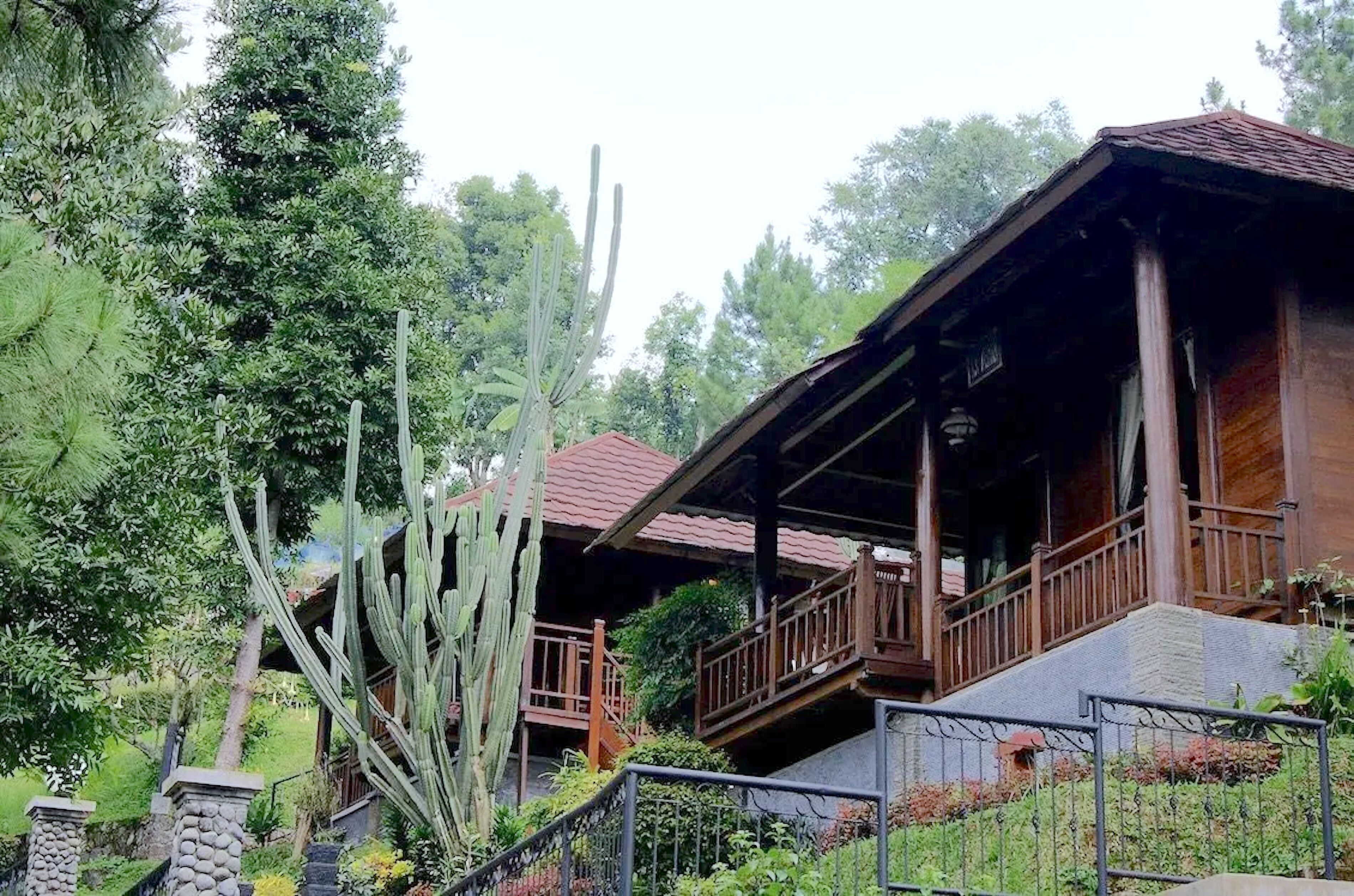 Un bâtiment en bois doté d’un porche et d’un escalier menant à un balcon.