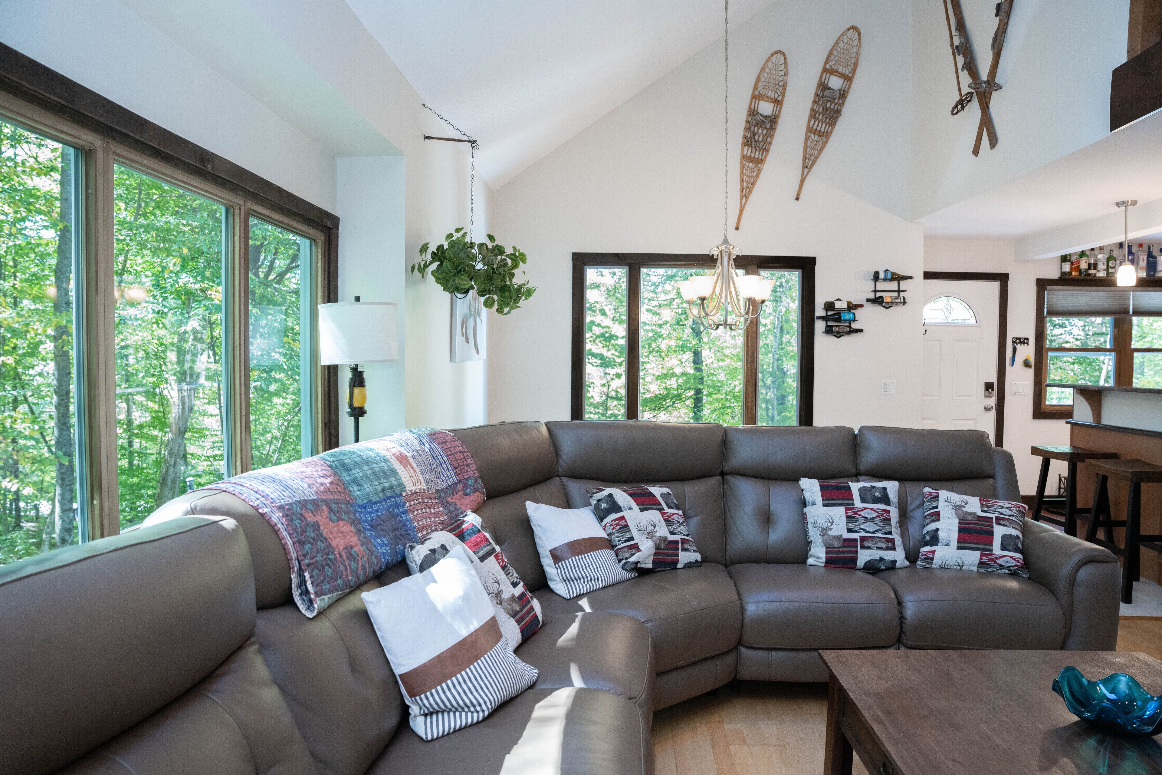 Smart-tv, een open haard, een dvd-speler en boeken