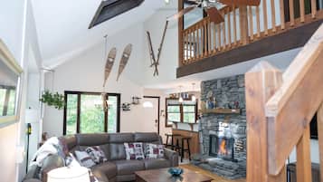 Smart-tv, een open haard, een dvd-speler en boeken