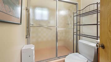 Douche, sèche-cheveux, serviettes fournies