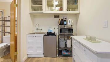 Micro-ondes, cafetiĂšre/bouilloire