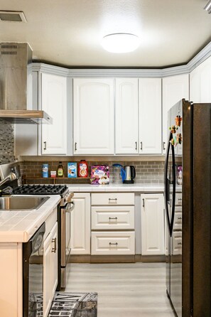 House | 4 bedrooms, Internet - Near ONT Ontario Oasis Designer Home w Garden Park (Ontario)