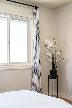 House | 4 bedrooms, Internet - Near ONT Ontario Oasis Designer Home w Garden Park (Ontario)