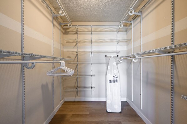 House | 4 bedrooms, Internet - Near ONT Ontario Oasis Designer Home w Garden Park (Ontario)