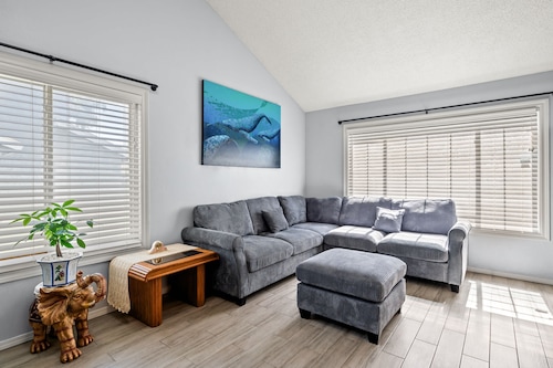 Near ONT Ontario Oasis Designer Home w Garden Park