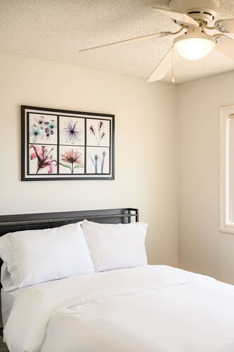 Near ONT Ontario Oasis Designer Home w Garden Park