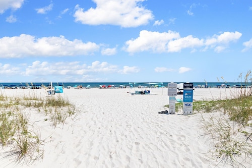 Beach Access Condo Pool Walk to Hangout