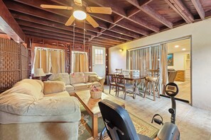 Televisión y chimenea 