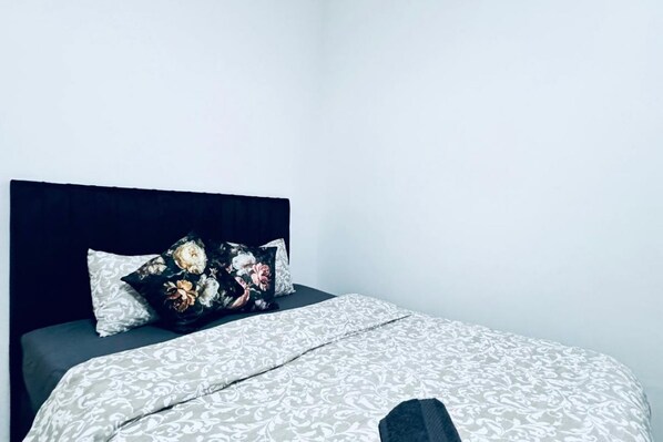 1 bedroom, bed sheets