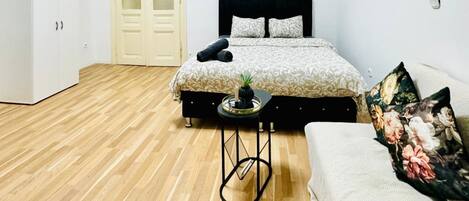 1 bedroom, bed sheets