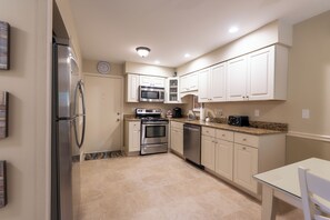 Mikrobølgeovn, ovn, kokeplater og oppvaskmaskin