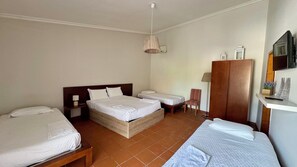 مكتب وسرير سفر وواي فاي مجانًا وملاءات أسرّة