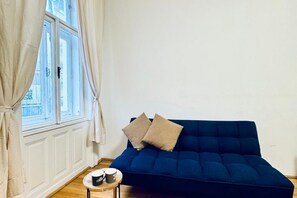 Living area - Affordable Comfort Stay | Walk to Stadthalle (Vienna)