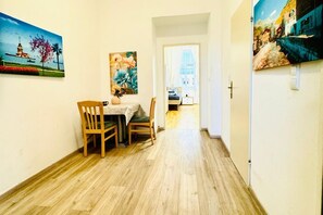 Dining - Affordable Comfort Stay | Walk to Stadthalle (Vienna)