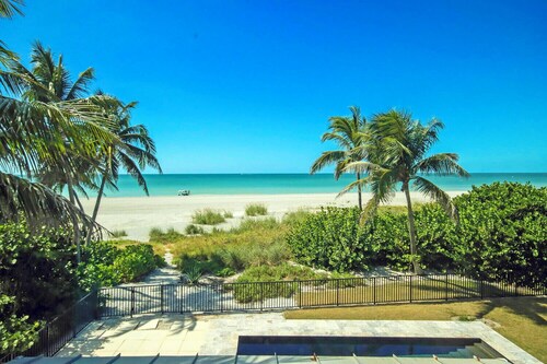 Kaleidoscope: Luxury 7BR Gulf-Front Estate with Private Pool & Modern Design.