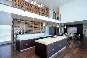 冷蔵庫、電子レンジ、オーブン、コンロ