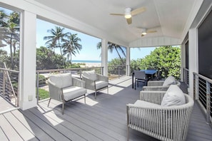 屋外ダイニングエリア