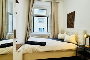 4 habitaciones, tabla de planchar con plancha y ropa de cama 