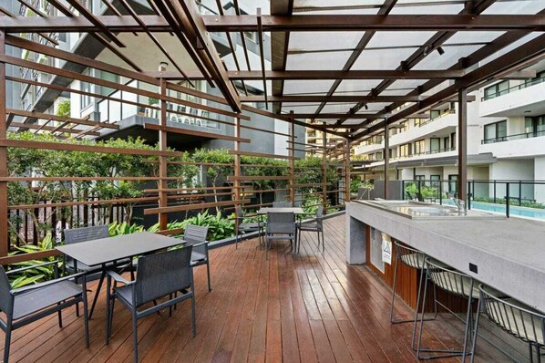 Outdoor dining - Stylish 2BDR Nundah Stay with Golden Sunsets (Nundah)