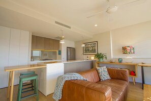 TV, offices - Stylish 2BDR Nundah Stay with Golden Sunsets (Nundah)