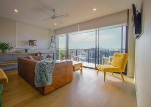 TV, offices - Stylish 2BDR Nundah Stay with Golden Sunsets (Nundah)