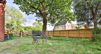 Homely 5 Bed House - 15 Mins to Cardiff City