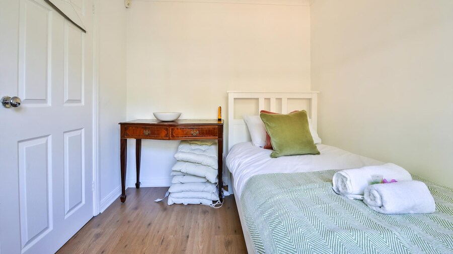 Homely 5 Bed House - 15 Mins to Cardiff City