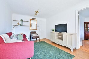 Exterior - Homely 5 Bed House - 15 Mins to Cardiff City (Cardiff)