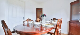 Homely 5 Bed House - 15 Mins to Cardiff City