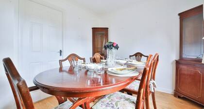 Homely 5 Bed House - 15 Mins to Cardiff City