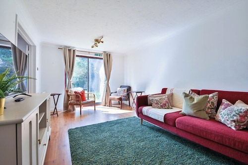 Homely 5 Bed House - 15 Mins to Cardiff City