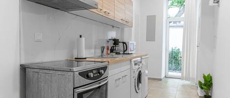 Een koelkast, een microgolfoven, een oven, een kookplaat