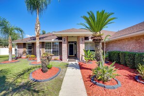 House (4 Bedrooms) | Interior - Backyard Oasis w/ Private Pool: Jacksonville Gem (Jacksonville)