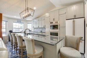 House (4 Bedrooms) | Interior