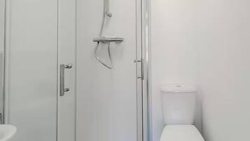 Regadera, secadora de cabello, toallas, jabón