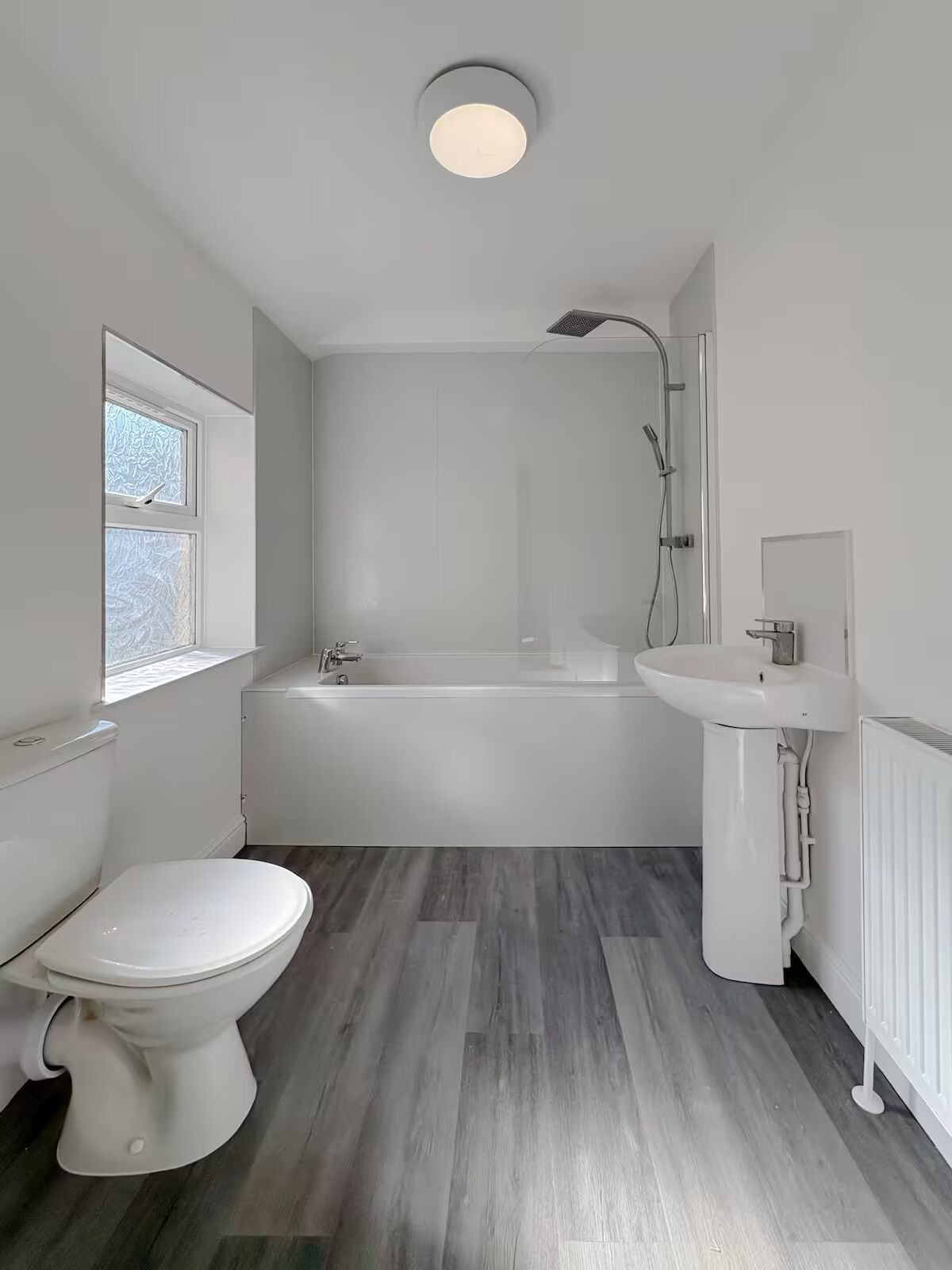 Dusj, hårføner, håndklær og såpe