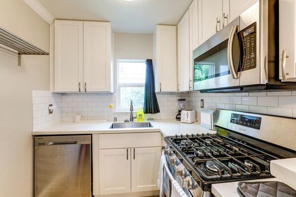 Apartment (0 Bedroom) | Interior - Dine, Explore & Relax! Gem 4 Mi to Dtwn Sacramento (Sacramento)