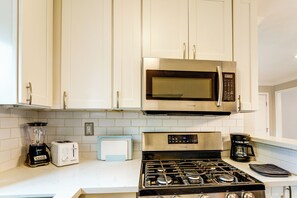 Apartment (0 Bedroom) | Interior - Sacramento Studio w/ Yard: Dine, Shop & Explore! (Sacramento)