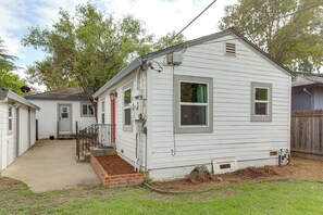 Apartment (0 Bedroom) | Interior - Sacramento Studio w/ Yard: Dine, Shop & Explore! (Sacramento)