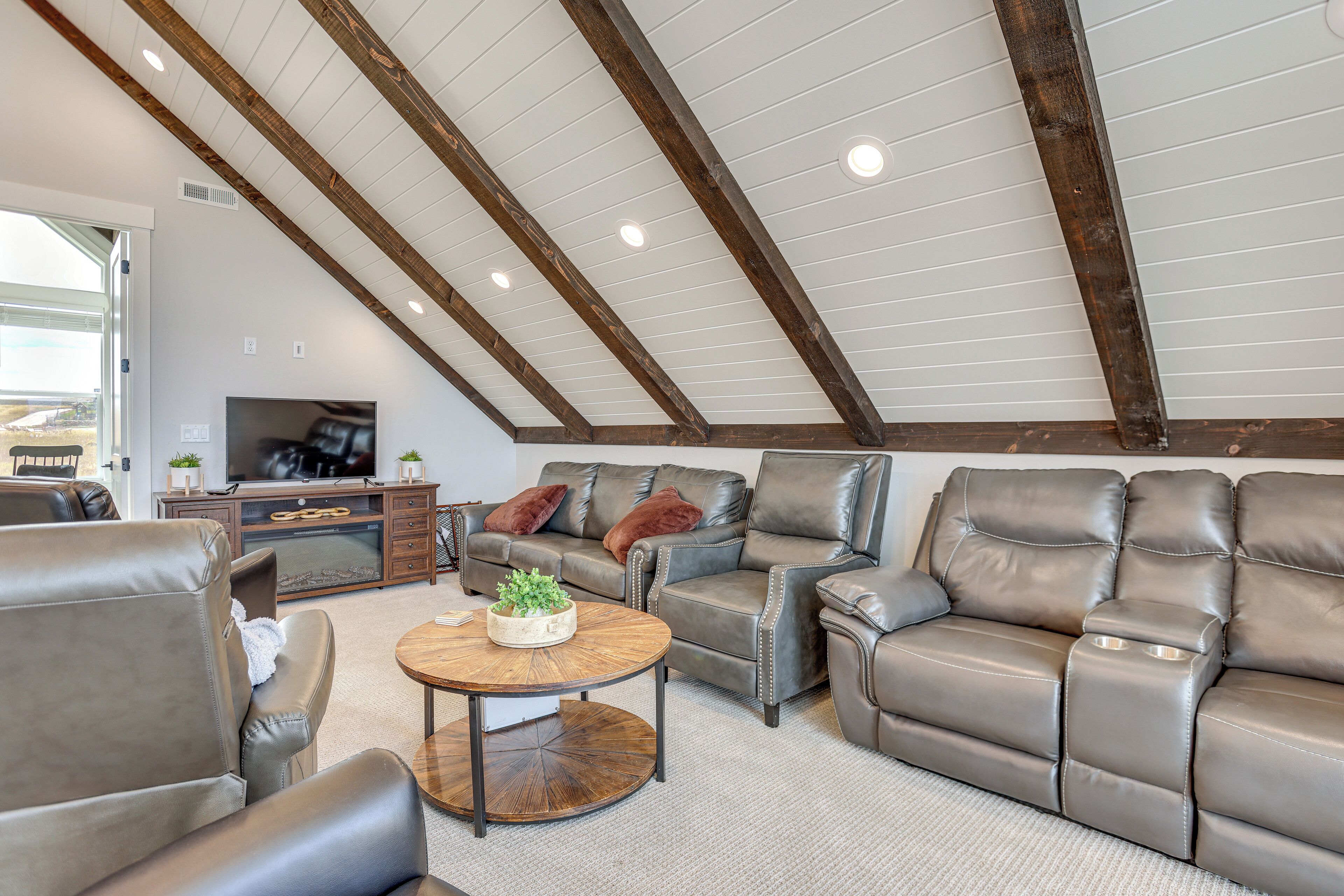 House (6 Bedrooms) | Interior