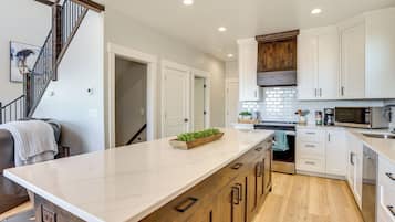 House (6 Bedrooms) | Interior